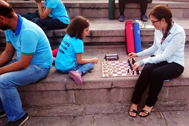 Sokakta satranç aşkı
