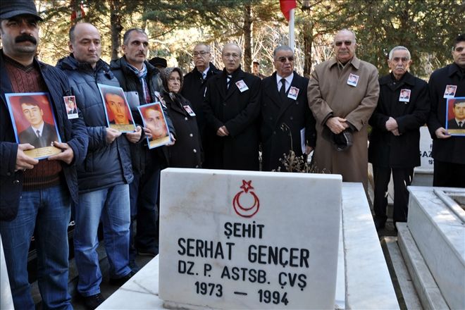 Komutanları ve arkadaşları 22 yıl sonra ölüm yıldönümünü unutmadı