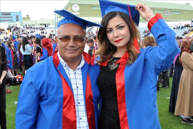 Baba kız birlikte diploma aldı