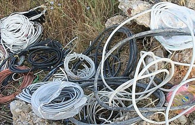 Hırsızlar 40 bin lira değerinde kablo çaldılar