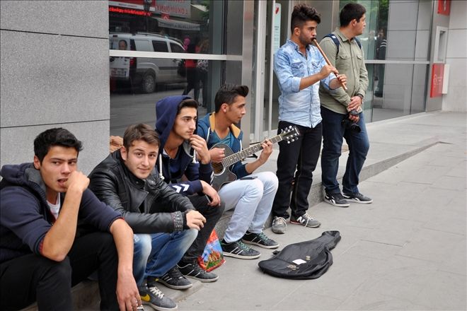 Çalıp söyleyip kazanıyorlar