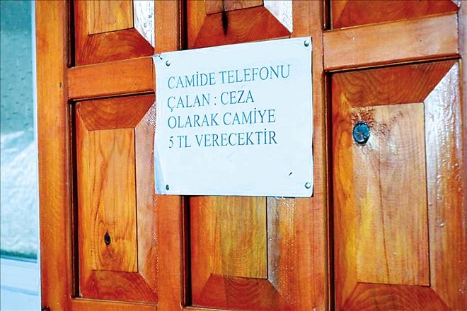 Cami girişinde ilginç yazı