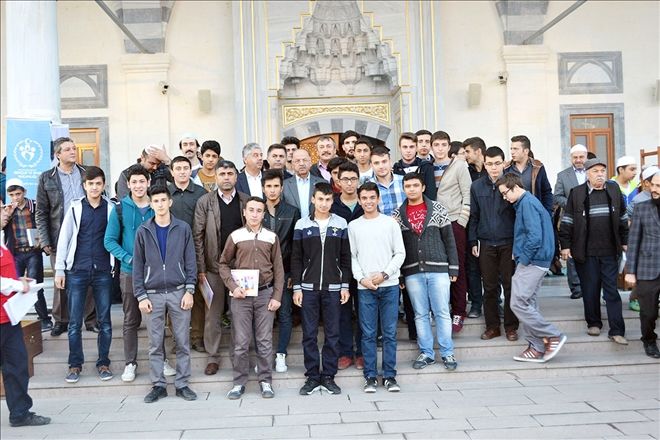 Gençler, sabah namazında bir araya geldi