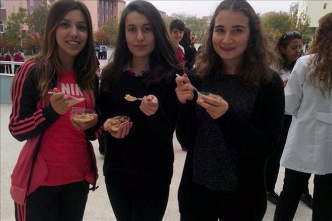 Öğretmenlerinden öğrencilerine aşure ikramı