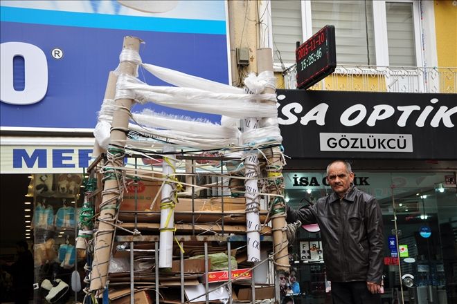 Ekmeğini kartondan kazanıyor