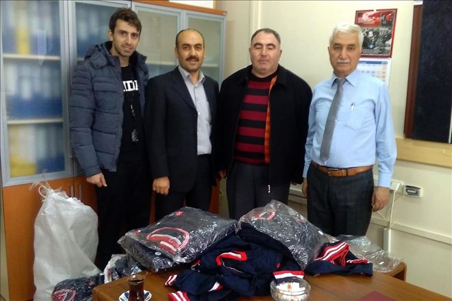 Güreş Milli Takım Hocasından güreşçi öğrencilere eşofman