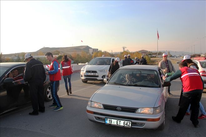 Gönüllü trafikçilerden sürücülere çikolata