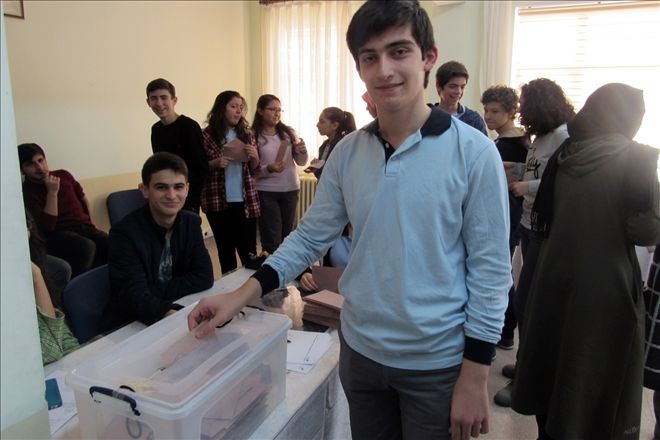 Fen Lisesi Demokrasi Sınavında başarılı oldu