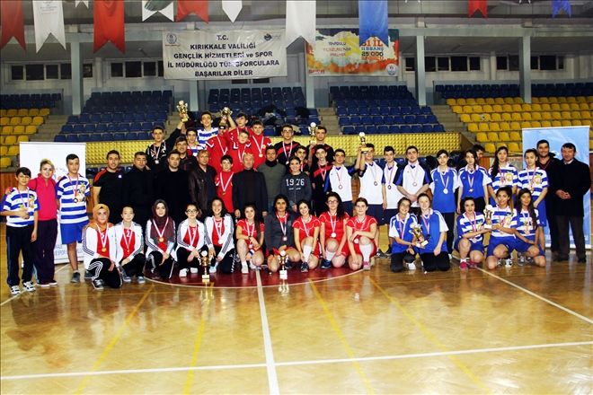 Gençler, yıldızlar ve küçükler Badminton´da kıyasıya yarıştı