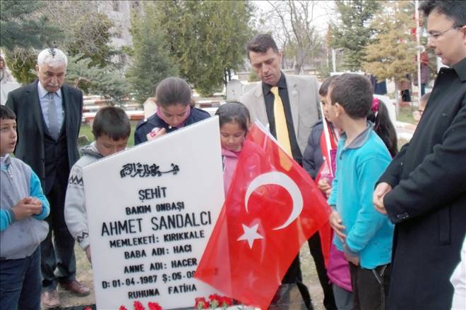 Minik öğrencilerden şehitlik ziyareti