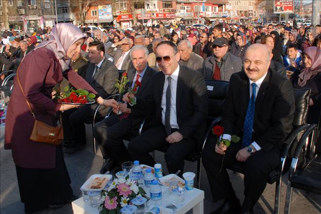 Gül görünce kokan sensin, gönülde yürek sensin, can da sensin