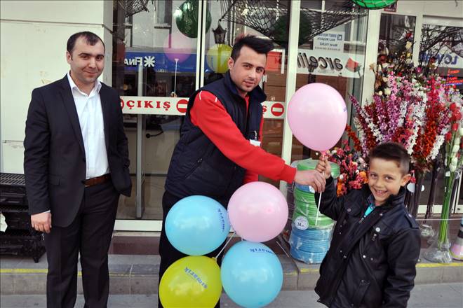 Şımarık kandil simidi ve balon dağıttı