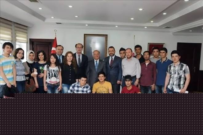 Yabancı öğrencilerin dertlerini dinledi