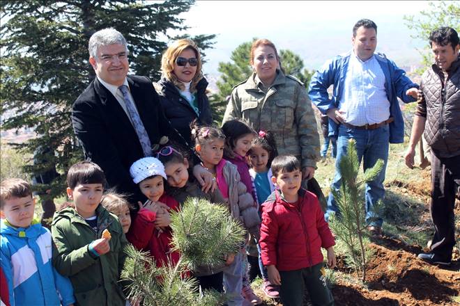 Minikler Kaymakam amcalarıyla birlikte fidan dikti