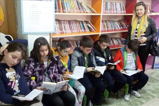 Özel Gazi Koleji Kütüphanede