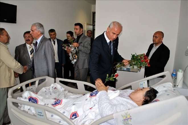Hastalara gül dağıttılar 