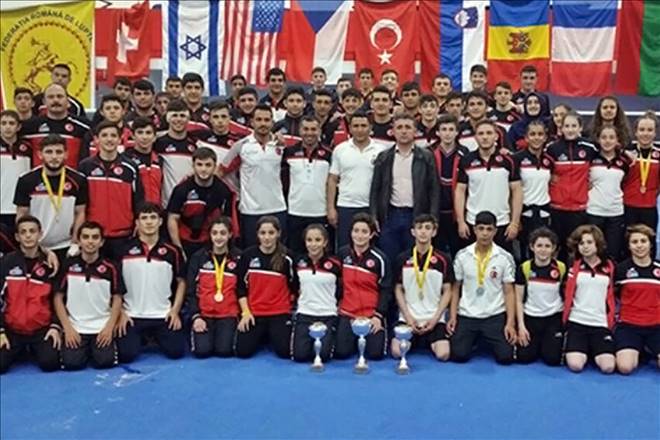 Güreşçilerimiz madalyaları topluyor