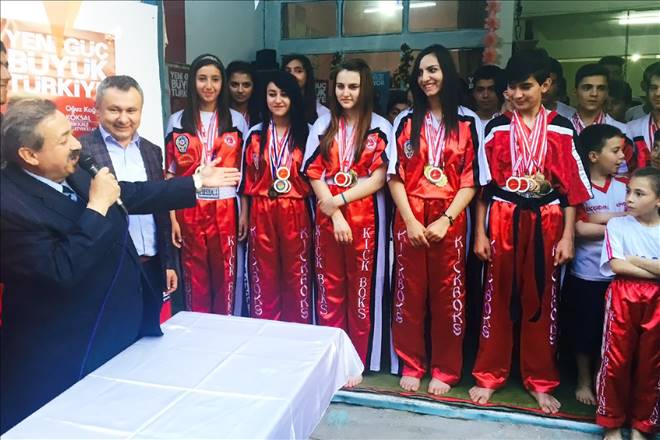 Köksal sporcularla buluştu