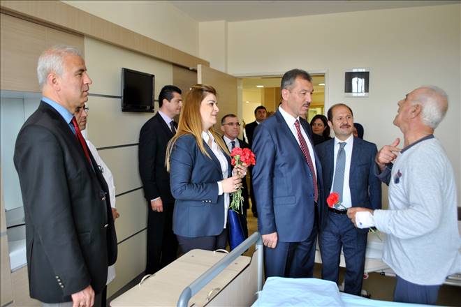 Hastalara karanfil dağıttılar
