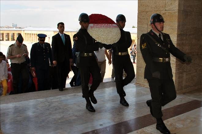 Jandarma şehit ailelerini Anıtkabir´e götürdü