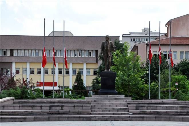 Bayraklar yarıya indi