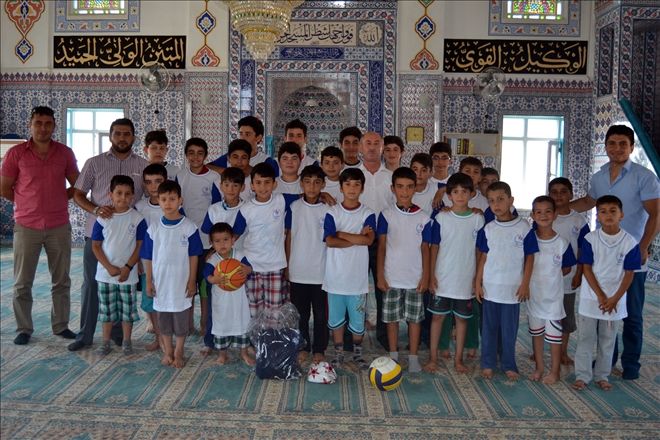 Camilerde spor malzemesi dağıtılıyor