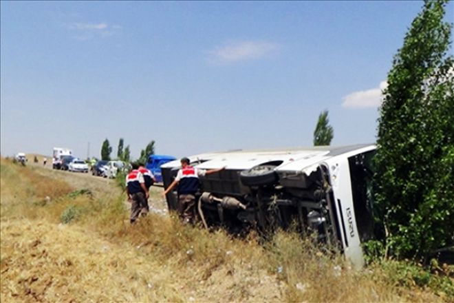 Midibüs devrildi: 20 kişi yaralı