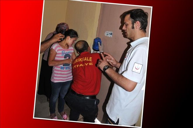 Parmağı demir kapıya sıkışan kızın imdadına itfaiye yetişti