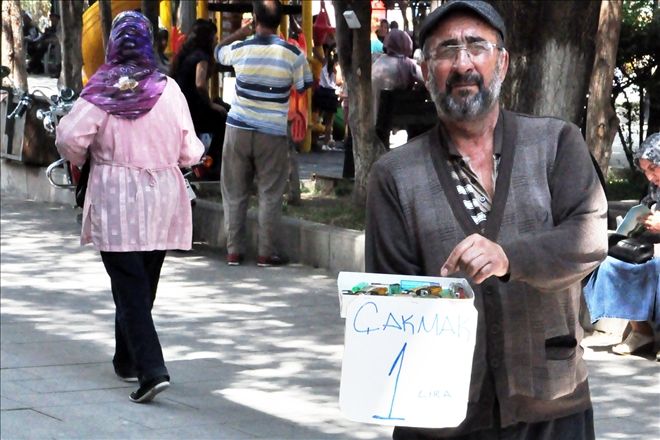 Ekmeğinin çakmaktan çıkarıyor