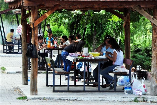 Sıcaktan bunalan Celal Bayar´a koşuyor