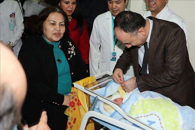 Yeni yılın ilk bebeklerine altın taktılar