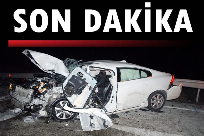 Kazada arabanın motoru 10 metre uçtu