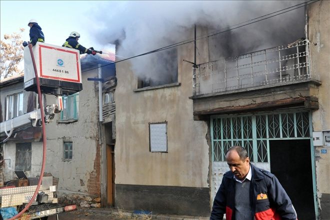 Evde yangın çıktı, üç kişi zehirlendi