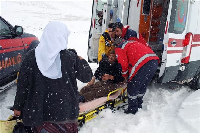 Kar kış dinlemediler, hastaya ulaştılar 