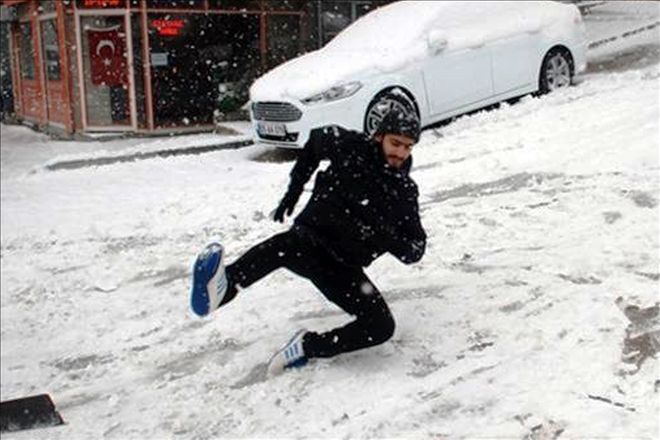 Buzlu yolda küçük adımlarla yürüyün