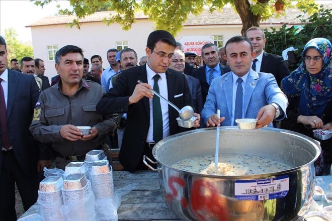 Kaymakam aşure dağıttı