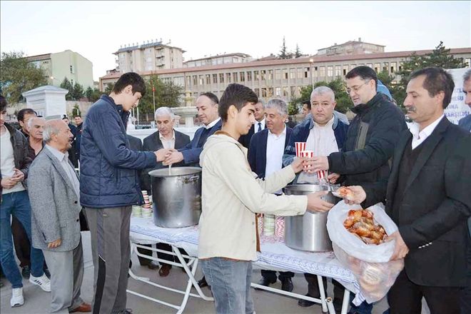 Vali, gençlere sıcak çorba ikram etti