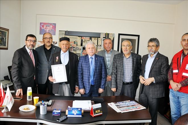Hayırsever amcaya Kızılay´dan altın madalya