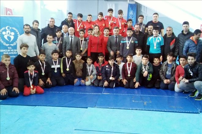 Geleceğin güreşçileri birincilik için ter döktü