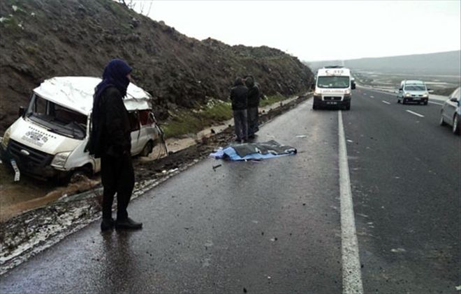 Minibüs bariyere çarptı: 5 yaralı