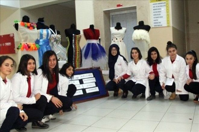 Atık malzemeden giysi yaptılar