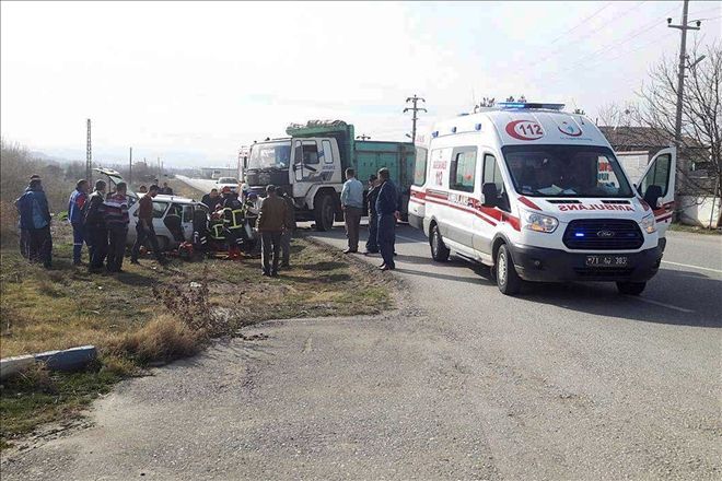 Otomobil kamyonun altına girdi:2 yaralı