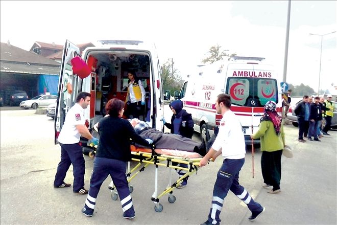 Midibüs ile traktör çarpıştı: 10 yaralı