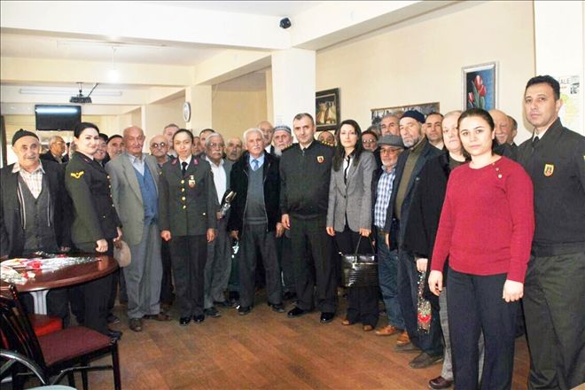 Komutan yaşlıları unutmadı