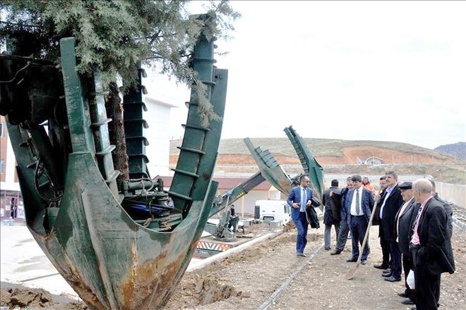 Bahşılı´da yaşlı ağaçlar sökülüyor