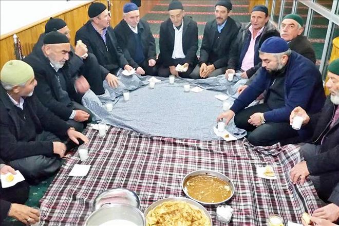 Namaz sonrası cemaate börek ve süt ikramı