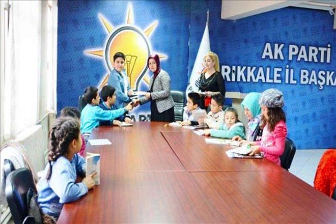 AK Partili kadınlardan öğrencilere kitap