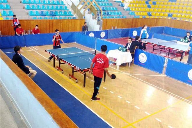 Minikler raketlerini birincilik için salladılar