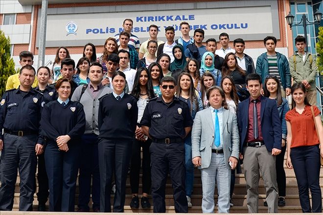 Öğrenciler, polis adayı ağabeylerini ziyaret etti