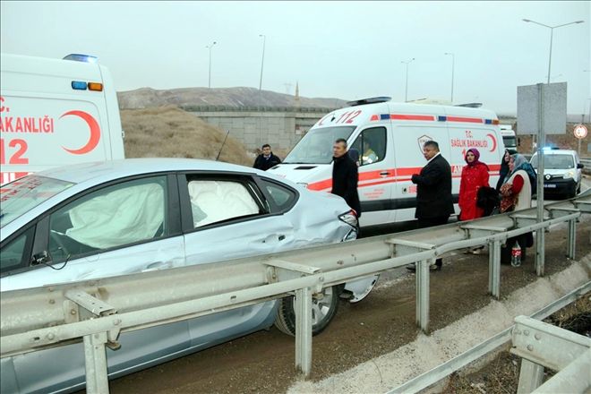 Otomobil bariyerlere çarptı: 3 kişi yaralandı